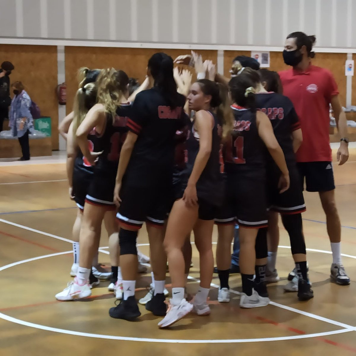 cbsaps's tweet image. Avui a les 21:15h a les Tres Xemeneies el Sènior Femení A @cbsaps juga contra el Círcol Catòlic Badalona un partit ajornat fa unes setmanes per covid. Partit molt important per seguir la lluita per les places d&apos;ascens. Us hi esperem! #cbsaps #poblesec #basquet #barcelona