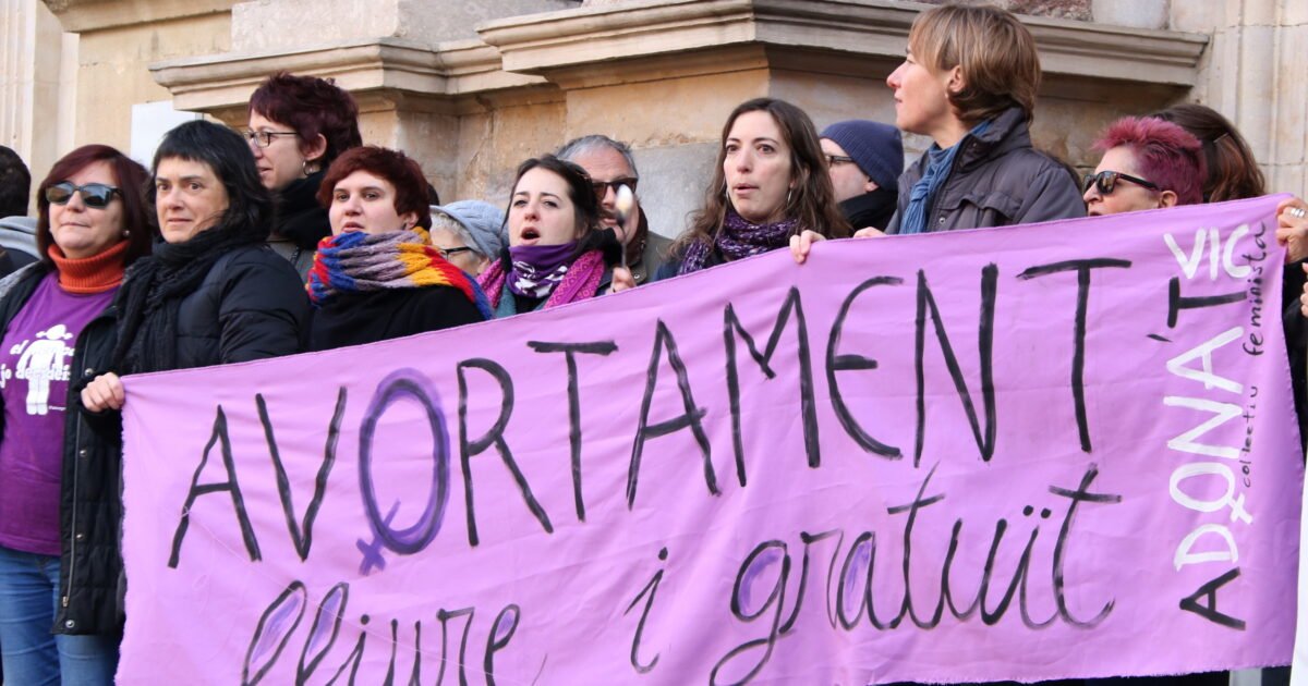⚡️ Aquest #8M2022, #OmplimElsCarrers. Perquè volem viure una sexualitat lliure i plena, exigim l'accés a l'educació afectiva i sexual i a l'avortament lliure i gratuït.

#8MJuntesiDiverses

💜 Organitza't i participa a les assemblees feministes del teu barri, vila o poble!