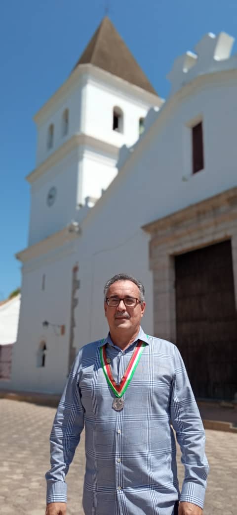 Desde la Catedral de San Juan Bautista, ubicada en la hermosa Zona Colonial de Carora, me inclino ante Papá Dios, para darle infinitas gracias por concederme el derecho de escribir, en las páginas aun en blanco del cuaderno de la historia de mi vida, estos gratos momentos.