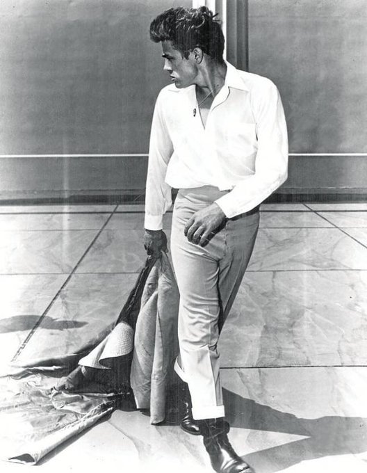 ftorodelidia's tweet photo. James Dean, rebelde sin causa:

🎬 Nació, tal día como hoy, hace 91 años

🥇 Primer actor nominado a un Oscar póstumo

⭐ Icono cultural de la década de los 50

🔝 Tenía una gran afición a los toros

👏 Su habitación estaba adornada con un capote, con el que toreaba de salón https://t.co/UGVx4Pu7VE