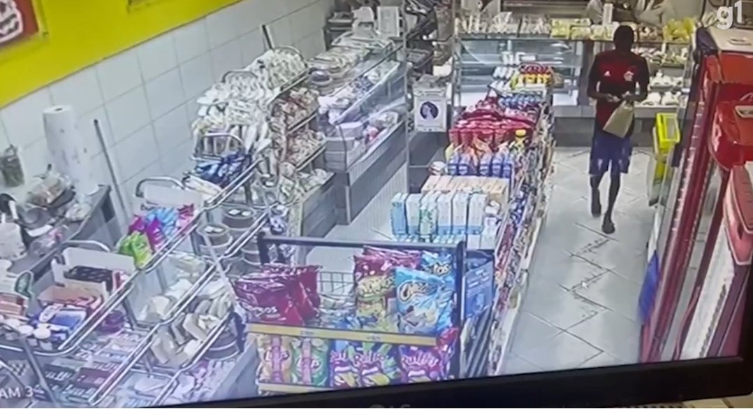 O que seria de muitos de nós se não fossem as câmeras de segurança?

Imagens mostram que o maior crime que esse menino cometeu, foi comprar pão.