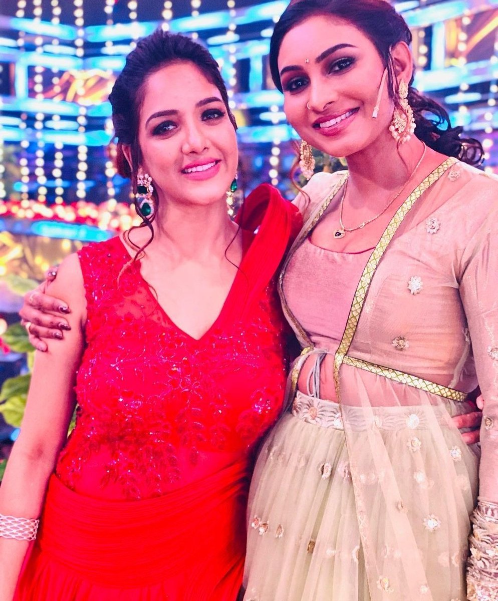 Pavnixcafe's tweet photo. Our Cutie @Pavani9Reddy Clicked with Friends #Mathu &amp; #Nadiya at BB Kondattam Shoot 💫❤
.
.
.
#Pavni #Pavani #PavaniReddy #Pav 
#Pavniarmy #Pavnians #PavniFam 
#PavniReddy #Dee #Eejjii #Durga #PavniFandom #BiggBossTamil5 https://t.co/Ko3l3Kn842