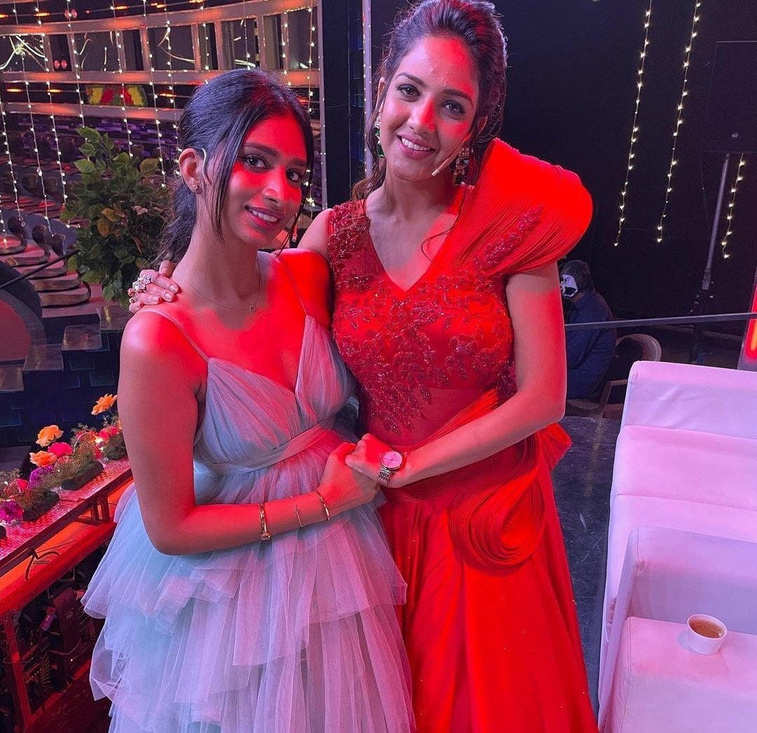 Pavnixcafe's tweet photo. Our Cutie @Pavani9Reddy Clicked with Friends #Mathu &amp; #Nadiya at BB Kondattam Shoot 💫❤
.
.
.
#Pavni #Pavani #PavaniReddy #Pav 
#Pavniarmy #Pavnians #PavniFam 
#PavniReddy #Dee #Eejjii #Durga #PavniFandom #BiggBossTamil5 https://t.co/Ko3l3Kn842