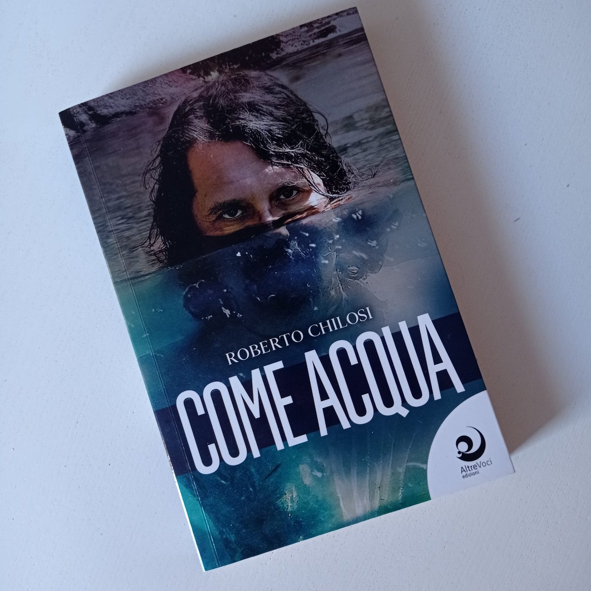 🌀Una "Riflessione sul tempo" di
@robertochilosi - autore di COME ACQUA.
Le giornate scandite da numeri, il richiamo dell'acqua,
l'ansia dei preparativi, l'adrenalina. E (spoiler) un
nuovo libro.
👉
altrevociedizioni.it/blog/riflessio…
o-di-roberto-chilosi/

#AltreVociEdizioni