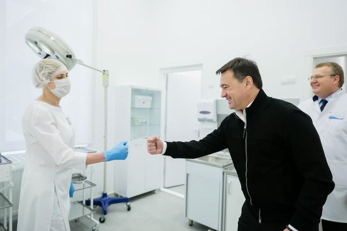Поликлинику для детей и взрослых открыли в жилом комплексе «Измайловский лес» в Балашихе. Здесь уже работают педиатры и терапевты, а позже появятся офтальмолог, невролог, кардиолог, хирург. Всего тут смогут принимать по 100 пациентов за смену.