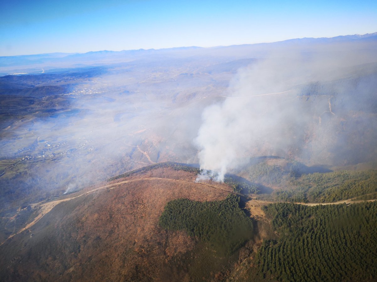 briftabuyo's tweet photo. 11:12📸#IFToreno #LeónESP
Reconocimiento al incendio forestal de Toreno a nuestra llegada en 🚁MZ4 para tomar instrucciones de trabajo.
#IIFF
Somos #BomberosForestales #BRIF de @mitecogob https://t.co/olSEO2GZNs
