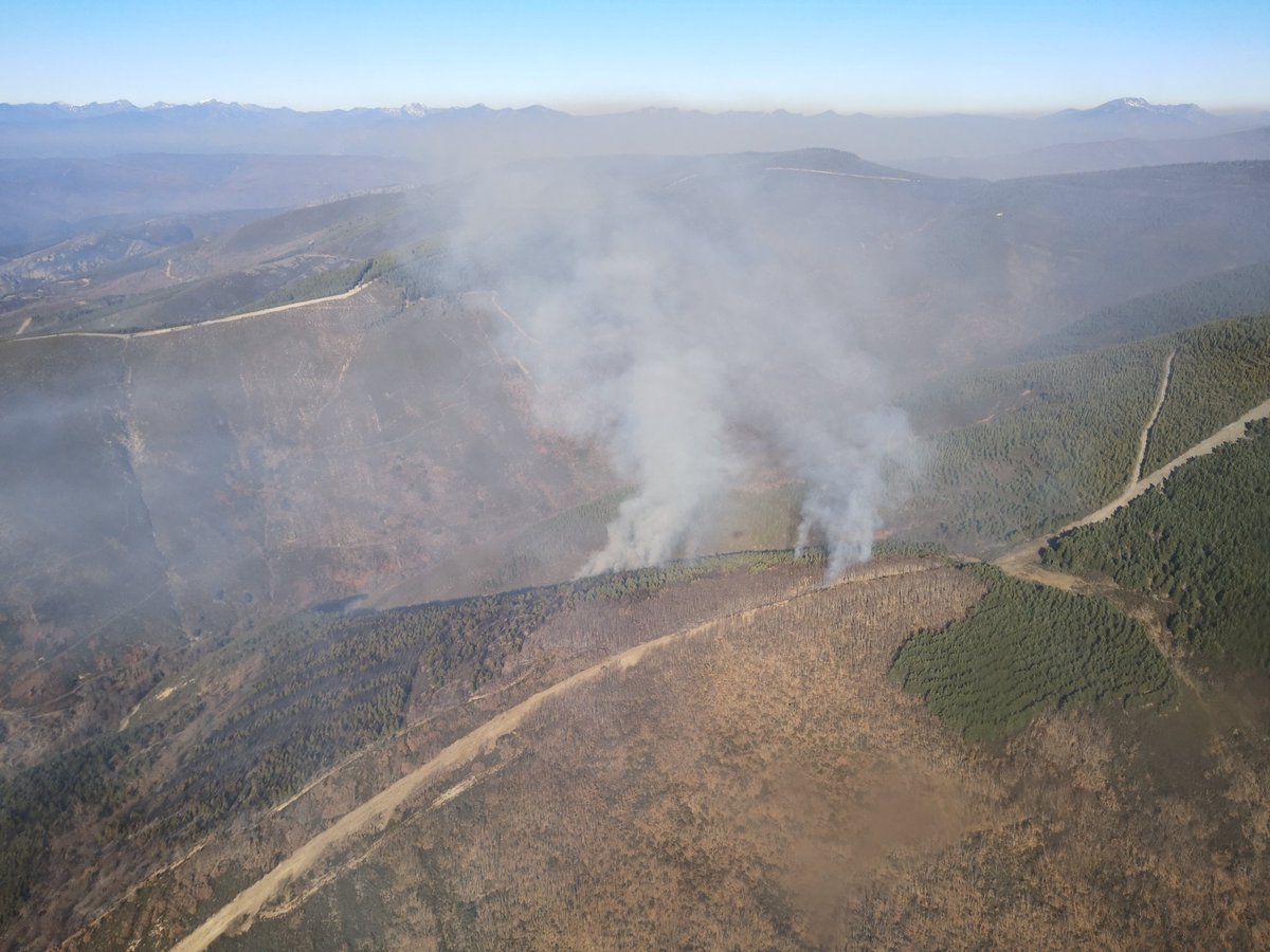 briftabuyo's tweet photo. 11:12📸#IFToreno #LeónESP
Reconocimiento al incendio forestal de Toreno a nuestra llegada en 🚁MZ4 para tomar instrucciones de trabajo.
#IIFF
Somos #BomberosForestales #BRIF de @mitecogob https://t.co/olSEO2GZNs
