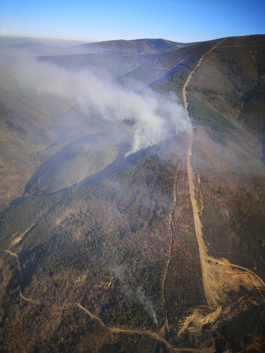 briftabuyo's tweet photo. 11:12📸#IFToreno #LeónESP
Reconocimiento al incendio forestal de Toreno a nuestra llegada en 🚁MZ4 para tomar instrucciones de trabajo.
#IIFF
Somos #BomberosForestales #BRIF de @mitecogob https://t.co/olSEO2GZNs
