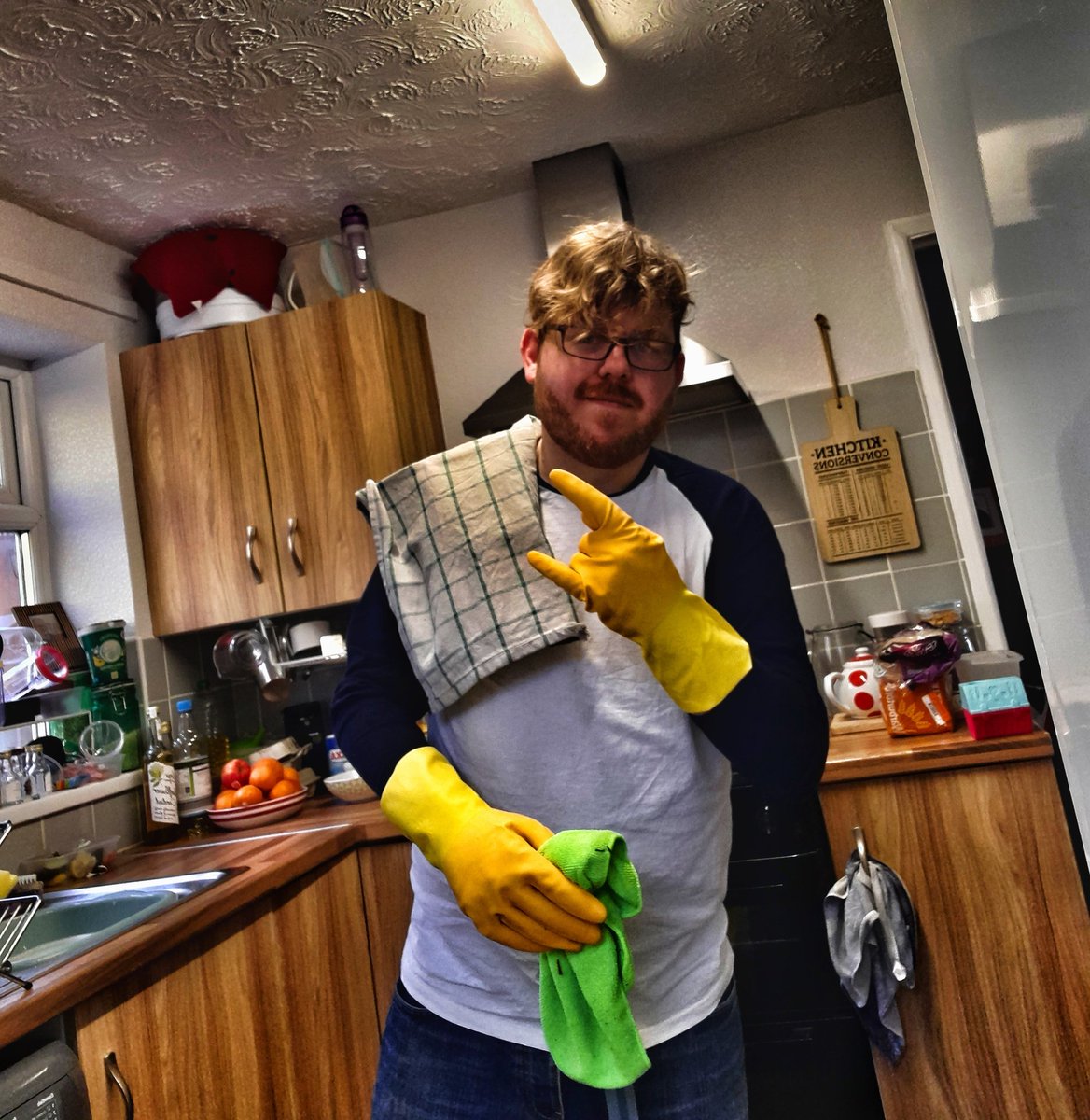 Shrop_Allotment's tweet photo. The Rock n Roll lifestyle of the modern man. ๐ค
House work while the homes empty. Listening to tunes and prancing in latex. ๐
#housedad https://t.co/UsUO9xrqDS