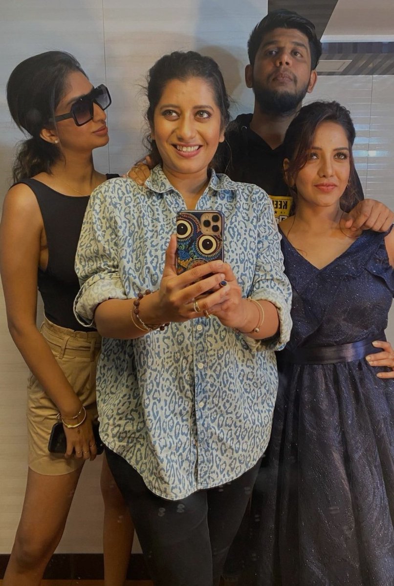 Pavnixcafe's tweet photo. Aww @Pavani9Reddy Clicked with Friends at BB Kondattam Shoot 💫❤
.
.
.
#Pavni #Pavani #PavaniReddy #Pav 
#Pavniarmy #Pavnians #PavniFam 
#PavniReddy #Dee #Eejjii #Durga #PavniFandom #BiggBossTamil5 https://t.co/mgH3KCKL9Q