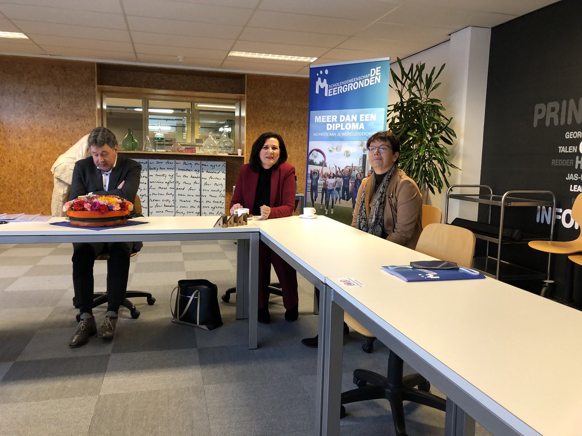 HildeVgarderen's tweet photo. Vanochtend samen met @roeliebosch de overeenkomst getekend voor de nieuwbouw van @DeMeergronden @GriffioenH @HuubNelis. Mooie stap voorwaarts voor t onderwijs en Stedelijke Vernieuwing in @dorpalmerehaven! 💪💙#mooiwerkhebiktoch #stedelijkevernieuwing #samenwerking https://t.co/CdTPZGBgLp