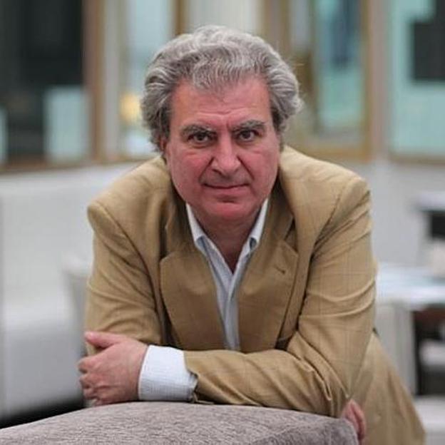 armandorequeixo's tweet photo. Dende a Casa Museo Álvaro Cunqueiro e o Concello de Mondoñedo unha comisión designada ao efecto vén de nomear a César Antonio Molina Cunqueiriano de Honra de 2022. Parabéns ao galardoado e benia sempre á memoria do escritor mindoniense #cunqueirianodehonra https://t.co/Gz6bhCnVgL
