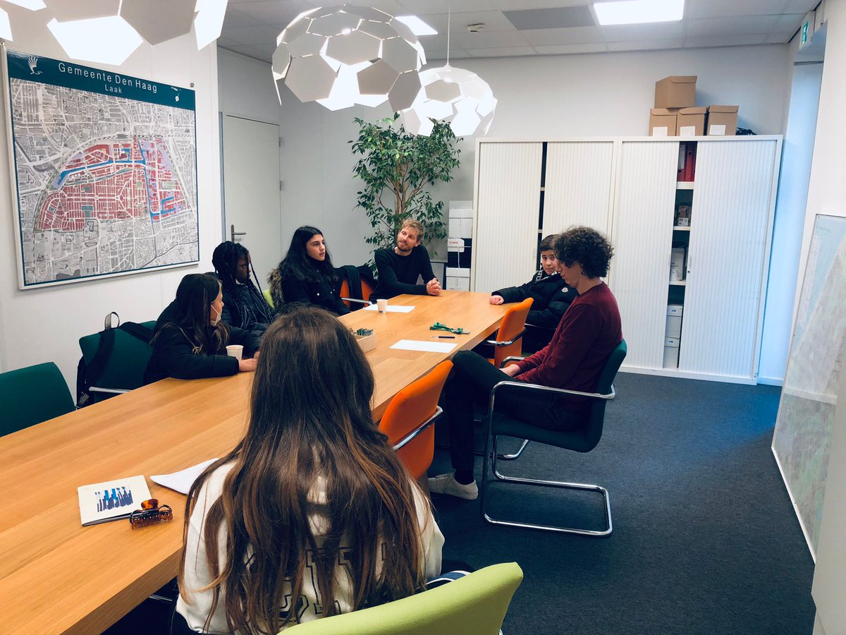 Leerlingen van de Prins Willem Alexander school in <a href="/LaakCentraal/">Laak Centraal</a> gingen gisteren in gesprek met <a href="/GemeenteDenHaag/">Gemeente Den Haag</a> <a href="/SD_Laak/">Stadsdeel Laak</a> 🤩 In een leuk gesprek vroegen zij alles wat ze moesten weten om een laagdrempelig event voor de buurt op te mogen zetten 🎥 Benieuwd? Houd ons in de gaten!🏃‍♂️