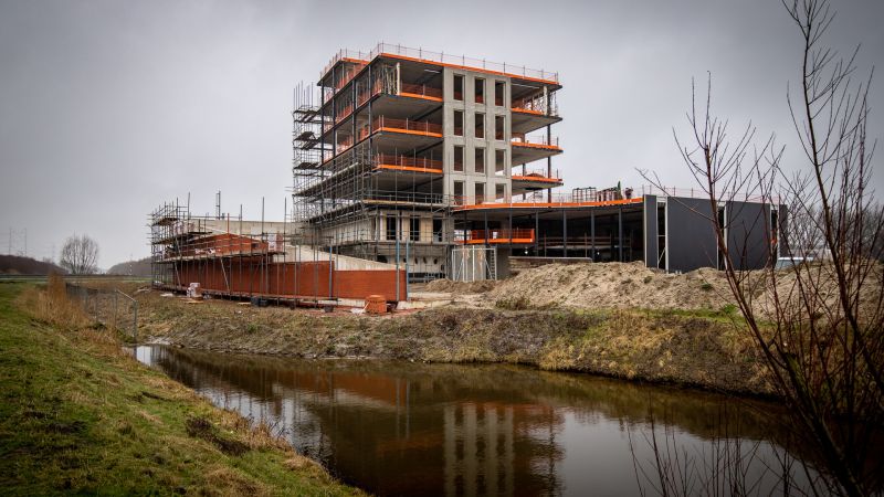 FlexipolNL's tweet photo. Gaaf project waar Flexipol aan mag bijdragen. Na een grondig voortraject is de productie van de #composiet #gevelbekleding in volle gang. Dank aan alle bouwpartners voor de prettige #samenwerking! https://t.co/4wtu6pCPse