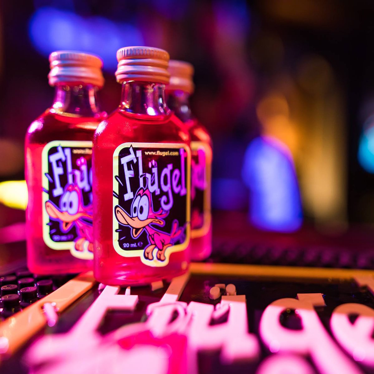 Let the duck out with Flügel! 🦆💨 A vodka based energy drink which contains caffeine and guarana 🤩🔥🔥

🛒 Available on our website in packs of 40 bottles:
barcelonaspiritbrands.com/shop/72-fluege…

#lettheduckin #LetTheDuckOut #cocktail #cheers #flugel #candy #shot
