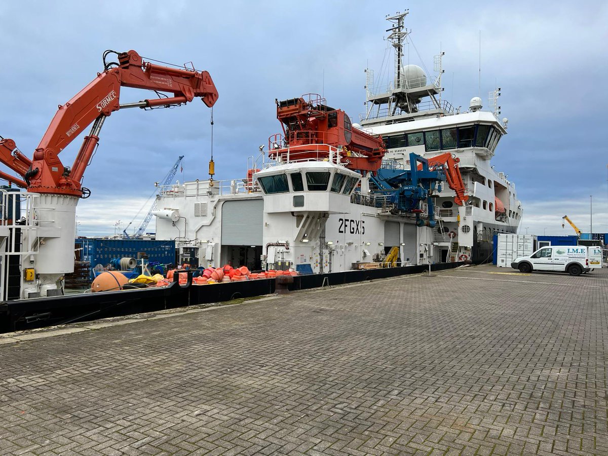RAPID_AMOC's tweet photo. RRS Discovery is being loaded for the next @RAPID_AMOC expedition to service the Eastern boundary of the array. @NOCnews @NOCmarinePhys @NERCscience #DY146 https://t.co/dddgtTDy6U