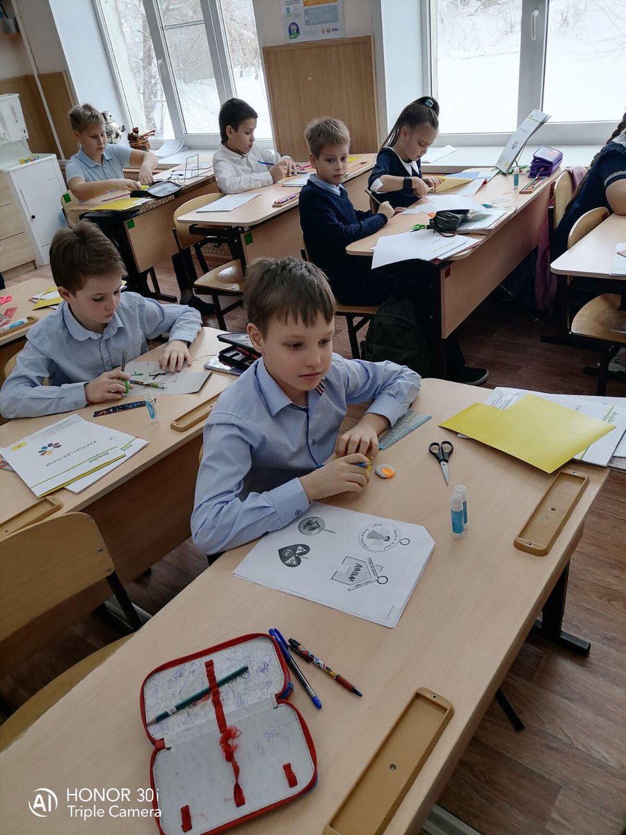 SSL_Samara's tweet photo. Изготовляем обереги  для водителей в рамках городской акции  « Жизнь-важнее скорости» https://t.co/Z2BzfzhZ1r