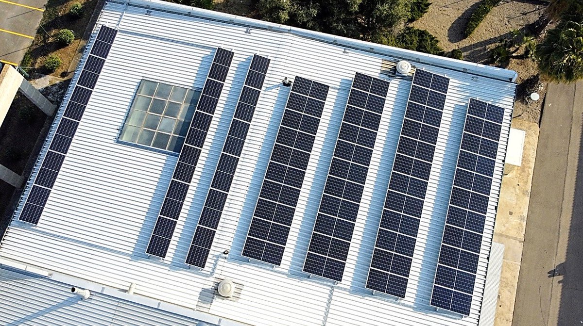 CSIC_VAACT's tweet photo. Investigadores de la @PTI_TRANSENER implementan una microrred inteligente con un campo solar y una batería de flujo redox de 10 kW.
➡️https://t.co/W4Fmv81CnD
#BFR #VBFR #eficienciaenergetica #almacenamientoenergia #sistemasrenovables #microrred #smartgrid #fotovoltaica #PTIs https://t.co/0fanRDKGB9