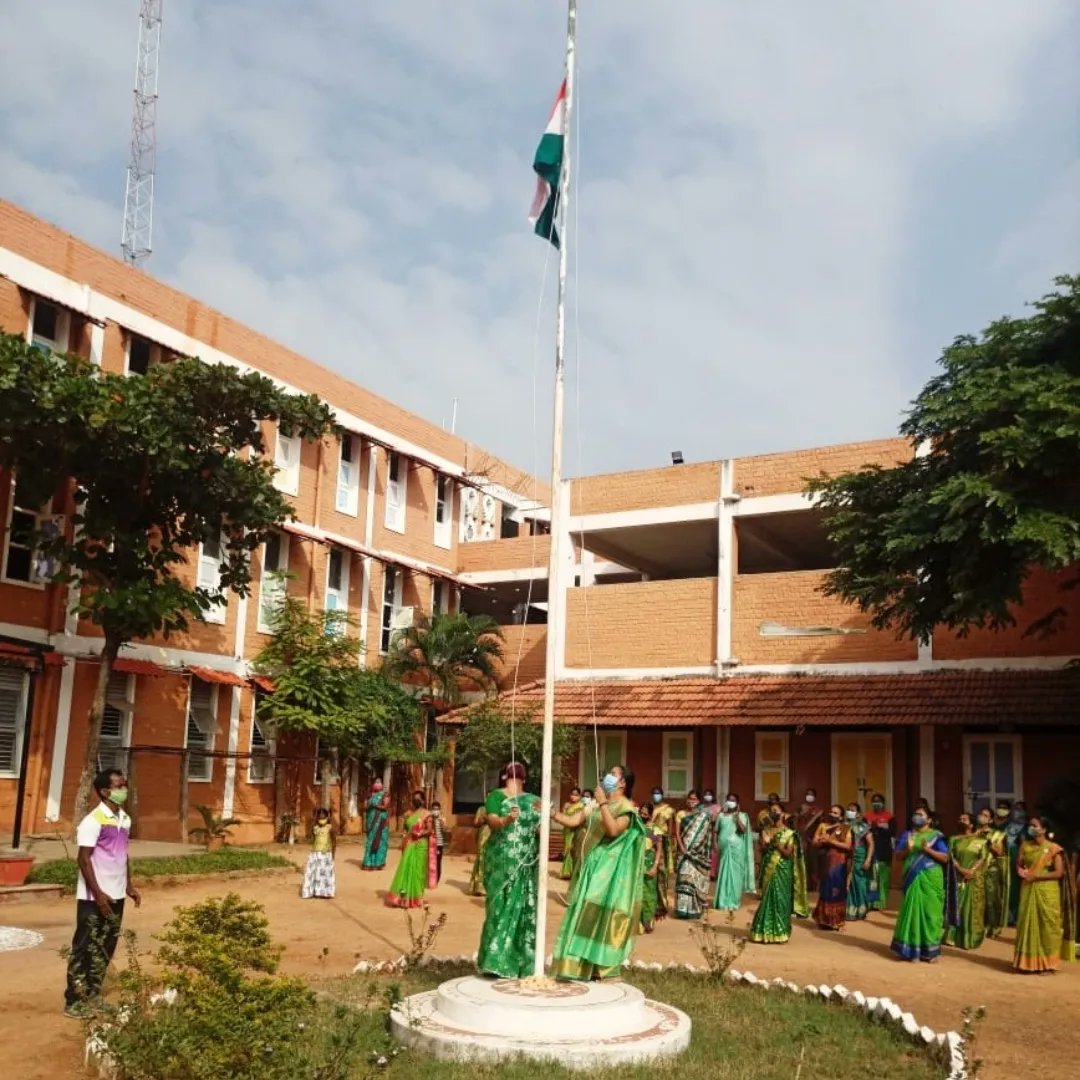 ishavidhya's tweet photo. 🇮🇳The 73rd Republic Day was celebrated at Isha Vidhya schools in Tamil Nadu sans students due to pandemic curbs. The attending staff saluted the unfurled national flag and sang the national anthem and patriotic songs. 

Apollo Isha Vidhya Argonda celebrated the event 'in-person'. https://t.co/KJrCwKj9vy