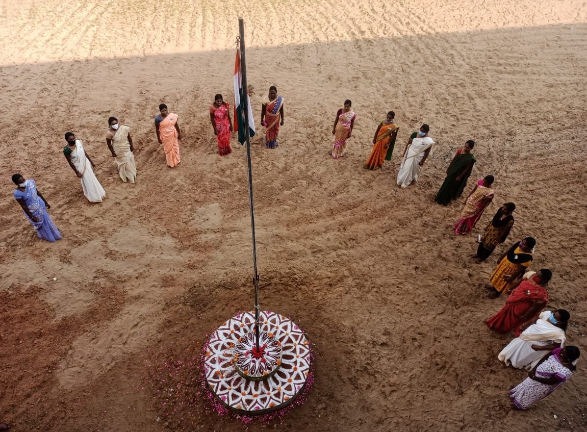 ishavidhya's tweet photo. 🇮🇳The 73rd Republic Day was celebrated at Isha Vidhya schools in Tamil Nadu sans students due to pandemic curbs. The attending staff saluted the unfurled national flag and sang the national anthem and patriotic songs. 

Apollo Isha Vidhya Argonda celebrated the event 'in-person'. https://t.co/KJrCwKj9vy