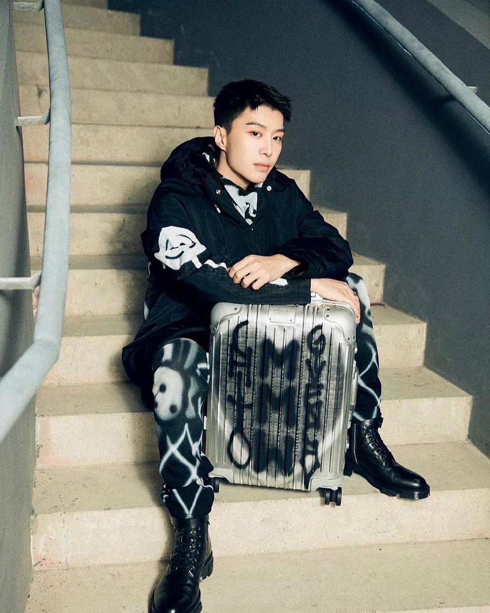 LOfficielThai's tweet photo. เหล่าสาวก Givenchy นำทัพโดย แฟชั่นไอคอนอย่าง Travisscott, นักร้อง Fan Chengcheng, Ryota, และนักแสดงไทยอย่าง ออฟ จุมพล มาพร้อมกับ total look จากคอลเล็กชั่น Chito x Givenchy Spring 2022
#GivenchySpring22
#tumcial
#offjumpol
#travisscott
#fanchengcheng
#ryotakatayose https://t.co/wOgsWJO179