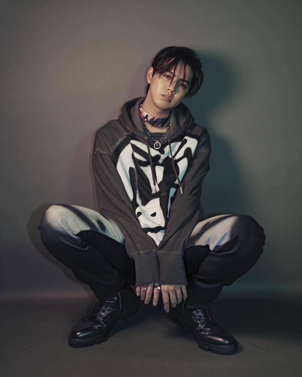 LOfficielThai's tweet photo. เหล่าสาวก Givenchy นำทัพโดย แฟชั่นไอคอนอย่าง Travisscott, นักร้อง Fan Chengcheng, Ryota, และนักแสดงไทยอย่าง ออฟ จุมพล มาพร้อมกับ total look จากคอลเล็กชั่น Chito x Givenchy Spring 2022
#GivenchySpring22
#tumcial
#offjumpol
#travisscott
#fanchengcheng
#ryotakatayose https://t.co/wOgsWJO179