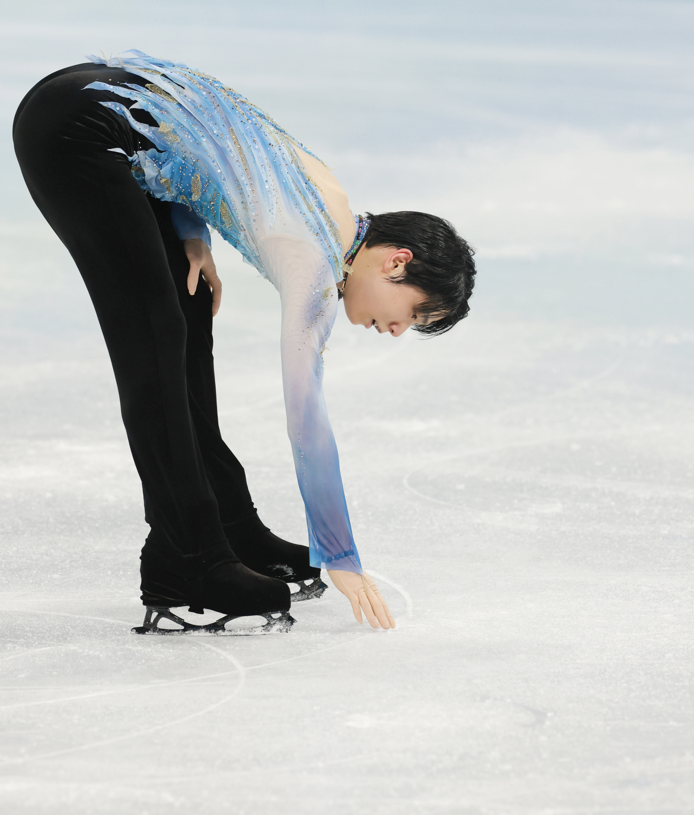 朝日新聞オリンピック パラリンピックニュース 穴のあいた氷に触れる羽生結弦の写真 細川卓撮影 です 試合後に 氷に嫌われちゃったなって なんか 僕 悪いことしたのかなって思っています と苦笑いを浮かべました 羽生結弦 不運はね返す底力 10日
