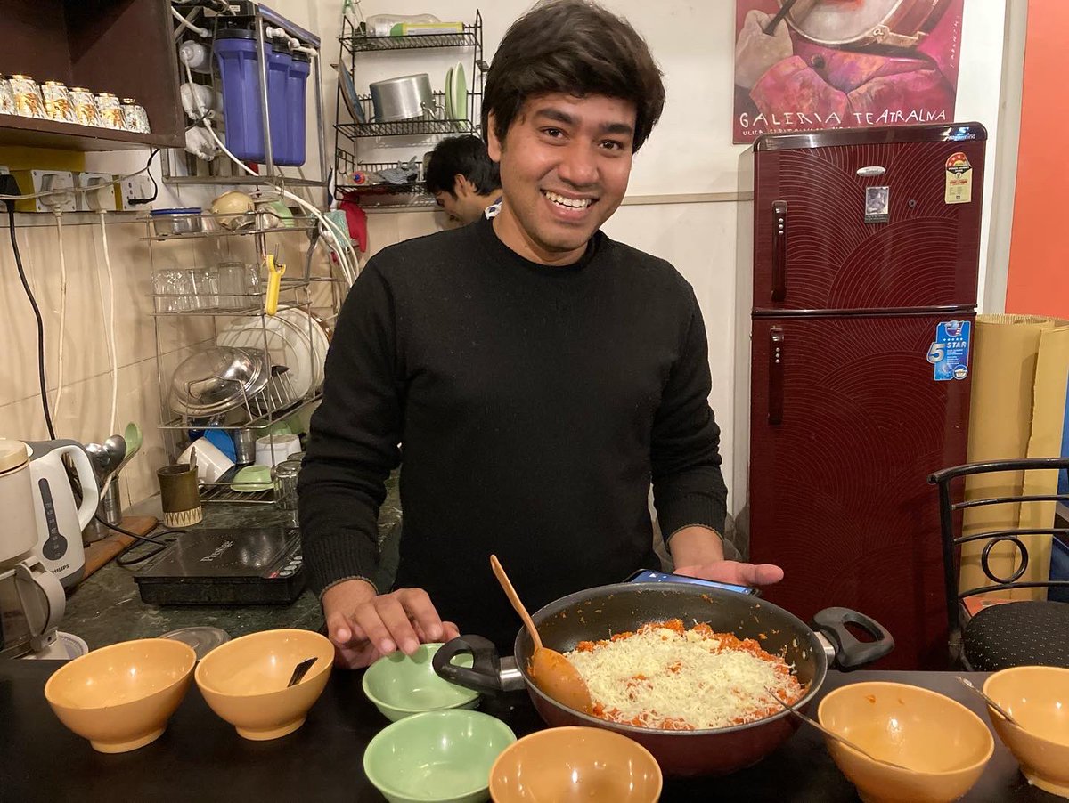 LeftWordBooks's tweet photo. It was #gajarkahalwa day at #LeftWord today! #Masterchef @SKsuvendu in top form. Lucky recipients @purbasha_sarkar Priyanka, Pradeep, Mustafa, Shahid, Amit, Banphal, Sudhanva https://t.co/NYAt7Os6ZL