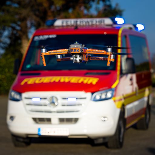 FFAlfter's tweet photo. +++11.2. Tag des Notrufs – Einblicke in den Alltag der Feuerwehr Alfter+++ Unser Drohnenteam ist ein Kooperationsprojekt mit dem @BBK_Bund. Die Drohne bietet uns die Möglichkeit zur schnellen Erkundung aus der Vogelperspektive. #FFAlfter #112live #Ehrenamt https://t.co/XVDMrsvBxg