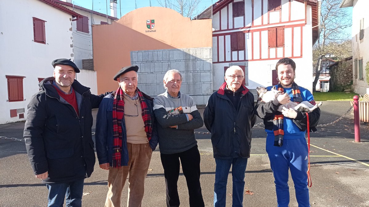 gaizkaranguren's tweet photo. #Ekialdea-ren zubiak luzeak dira. Robles-Arangiztarretatik @pffffajjaj-ra. #itxiliburuak #Lekorne https://t.co/i5K5NhWDxA