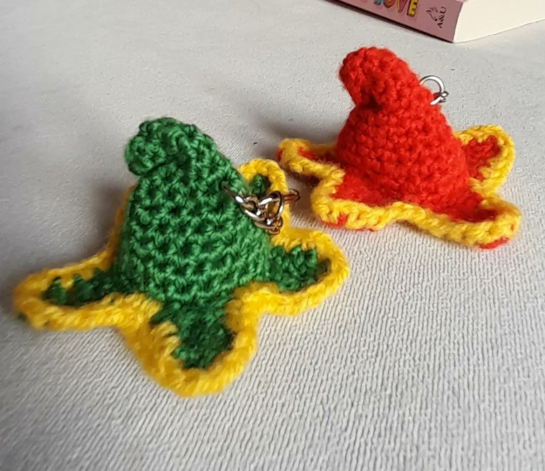 Feeling v emotional after 2nd play through of #Spiritfarer &amp; had to take that inspiration to my wee crochet corner 🧶

Here are a couple of keyrings I made recently: Think of it as a non-artists version of fan art!

Hoping to try more ideas so do check out my IG: @madebyminilyzer