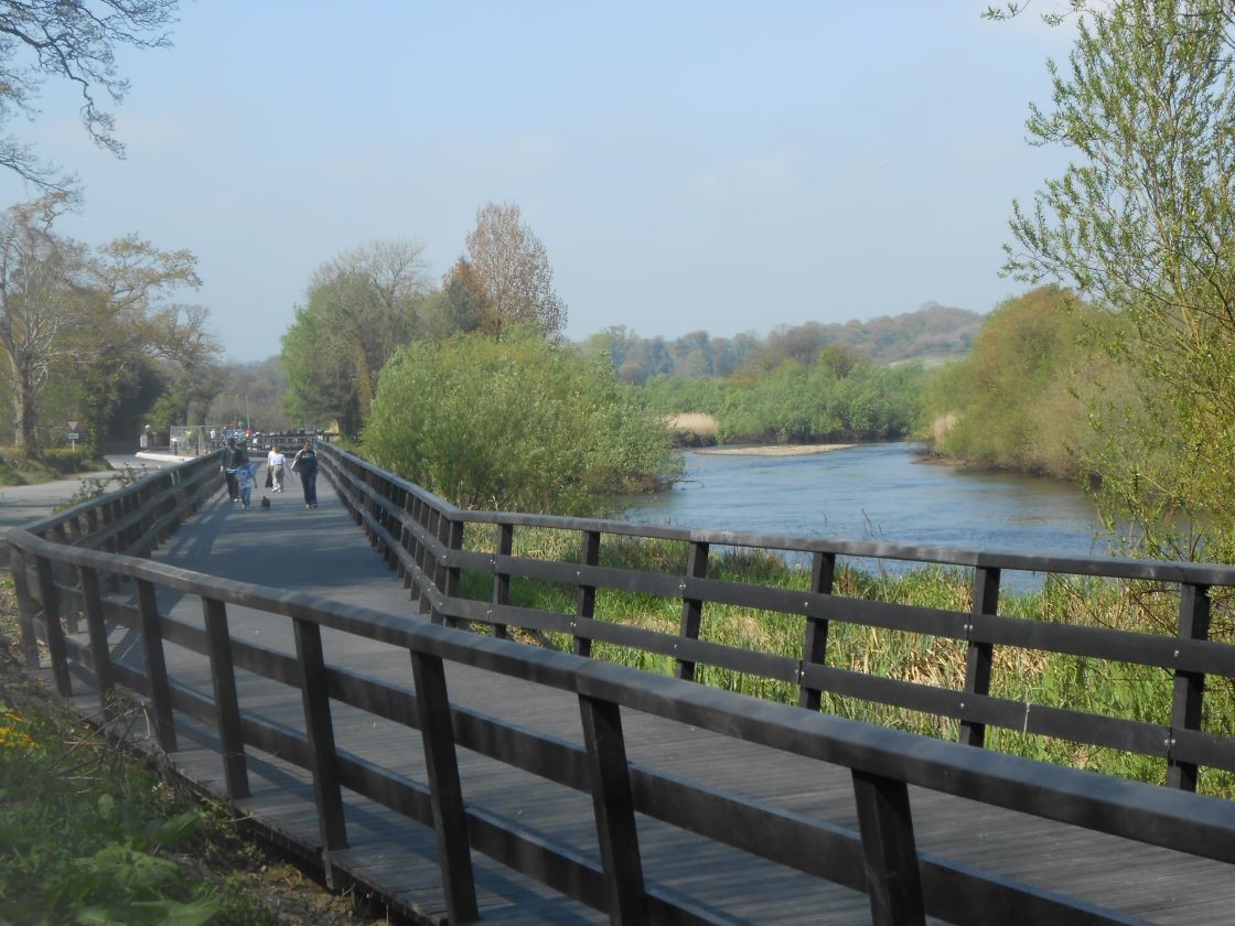 TheCottagesIre's tweet photo. Back to the River Boyne, this great body of water is such a pleasure to walk along especially on crisp spring mornings. The boardwalks and well trod paths stretch up stream into the heart of the Boyne Valley. #Holiday2022 #discoverboynevalley #keepdiscovering #Staycations2022 https://t.co/frJywb0Edr
