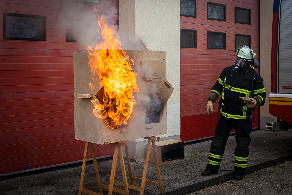 FFAlfter's tweet photo. +++11.2. Tag des Notrufs – Einblicke in den Alltag der Feuerwehr Alfter+++ Der wohl schwierigste Einsatz der Einsatzkameraden ist zweifelsohne der Innenangriff unter schwerem Atemschutz bei einem Brand. #FFAlfter #112live #Ehrenamt #Alfter112 https://t.co/wFMbkMJqsS