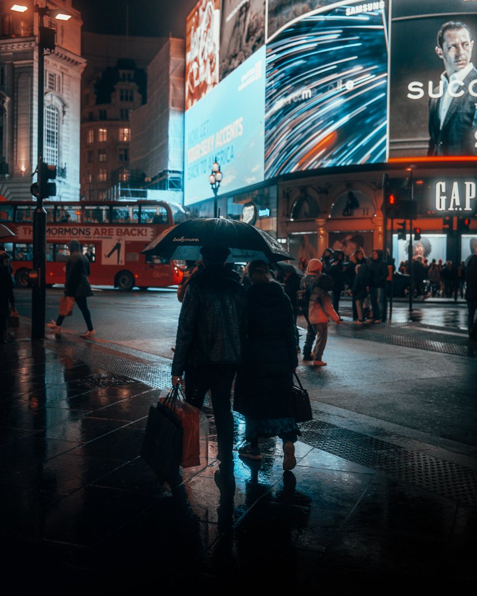 snapsbyscotty's tweet photo. A few images from a street walk in the rain 🌧️☔ ! #streetphotography #london #streetphoto #city #moodyphotography https://t.co/isXIFsIRgp