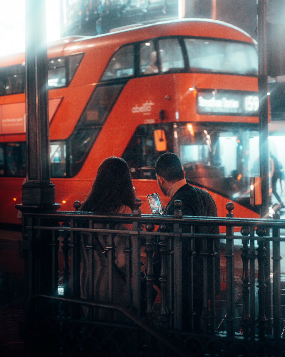 snapsbyscotty's tweet photo. A few images from a street walk in the rain 🌧️☔ ! #streetphotography #london #streetphoto #city #moodyphotography https://t.co/isXIFsIRgp