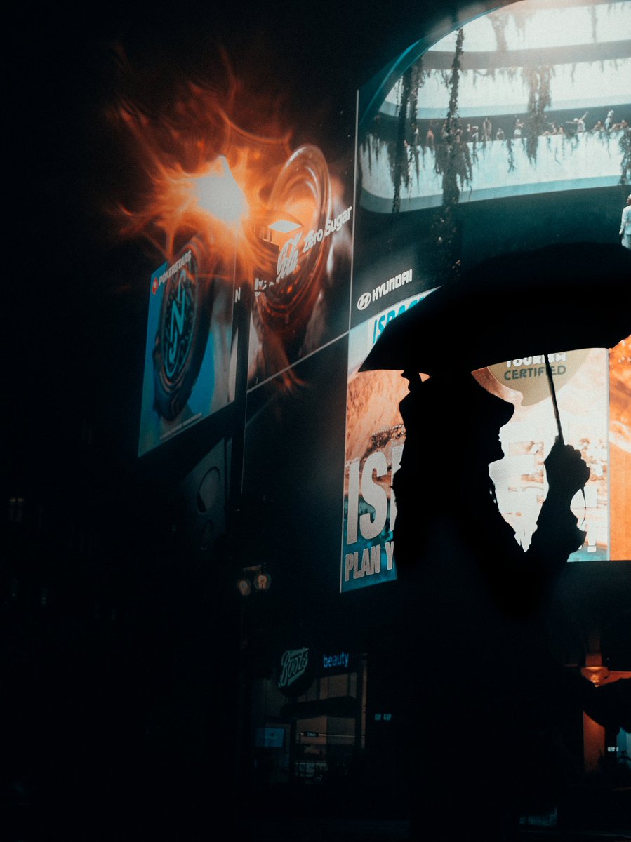 snapsbyscotty's tweet photo. A few images from a street walk in the rain 🌧️☔ ! #streetphotography #london #streetphoto #city #moodyphotography https://t.co/isXIFsIRgp