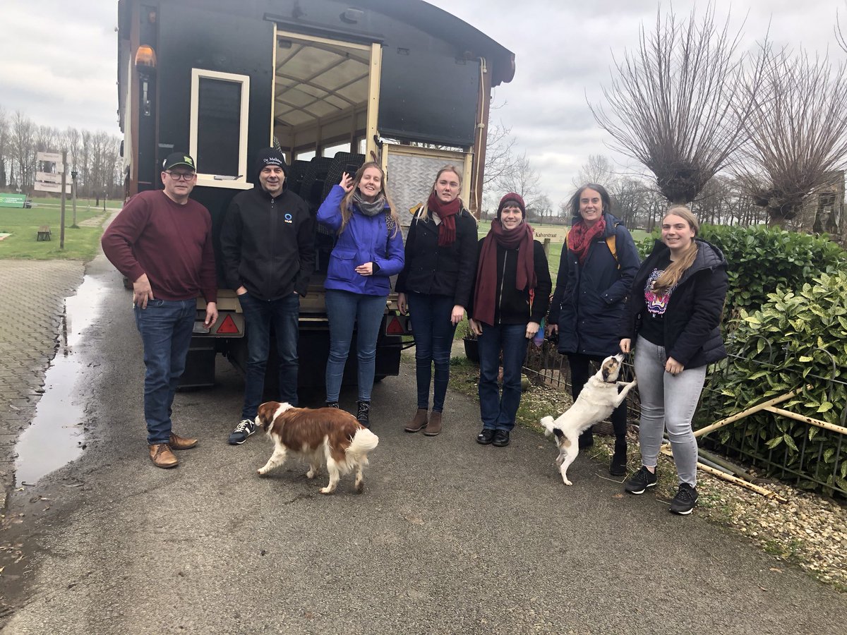 slimsteweg's tweet image. Het kan weer! Werkbezoek studenten @Hogeschool_VHL aan gebied rond de N825 en de Berkel tussen Borculo en Lochem.
Samen in de huifkar van @DeMelktap !

Hoe kunnen bewoners sturend worden voor de ontwikkeling van hun gebied?! 

Proeftuin Nettelhorst = samen leren + innoveren