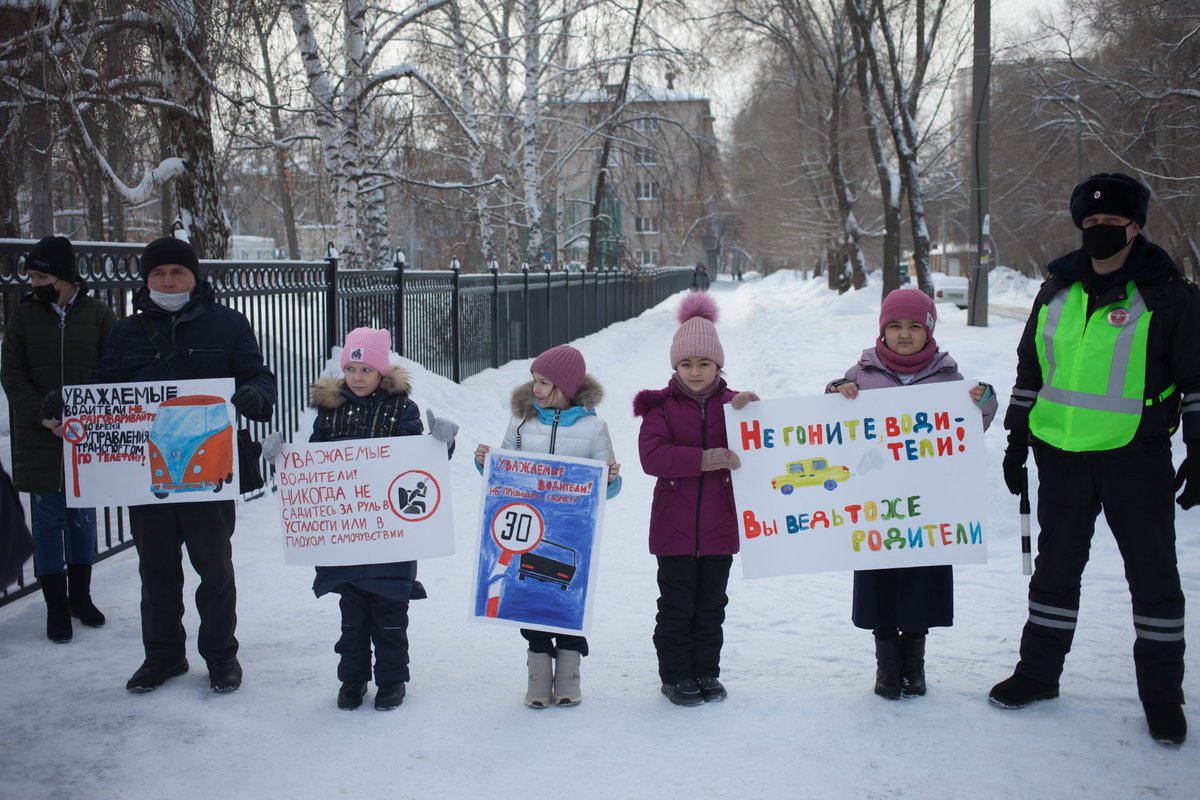 school11210's tweet photo. В последние дни января 2022 года сотрудники Госавтоинспекции г. Самара совместно с родительским патрулём МБОУ Школы № 112 приняли участие в акции "Безопасная дорога" 
Делимся фотографиями мероприятия #Безопаснаядорога #Родительскийпатруль https://t.co/5SU04SH7jA