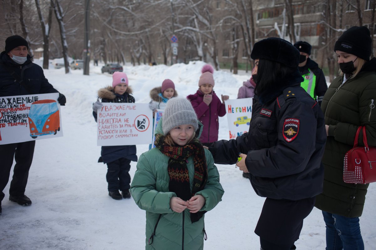 school11210's tweet photo. В последние дни января 2022 года сотрудники Госавтоинспекции г. Самара совместно с родительским патрулём МБОУ Школы № 112 приняли участие в акции "Безопасная дорога" 
Делимся фотографиями мероприятия #Безопаснаядорога #Родительскийпатруль https://t.co/5SU04SH7jA