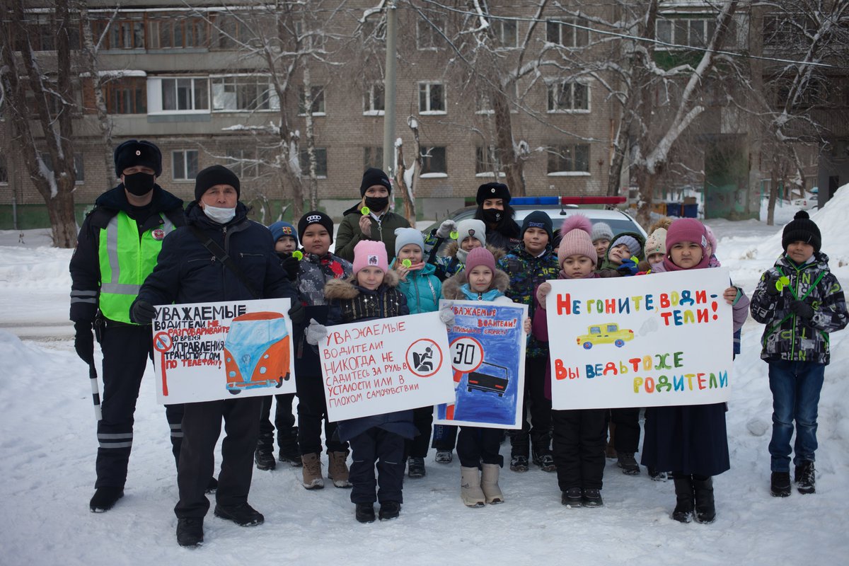 school11210's tweet photo. В последние дни января 2022 года сотрудники Госавтоинспекции г. Самара совместно с родительским патрулём МБОУ Школы № 112 приняли участие в акции "Безопасная дорога" 
Делимся фотографиями мероприятия #Безопаснаядорога #Родительскийпатруль https://t.co/5SU04SH7jA