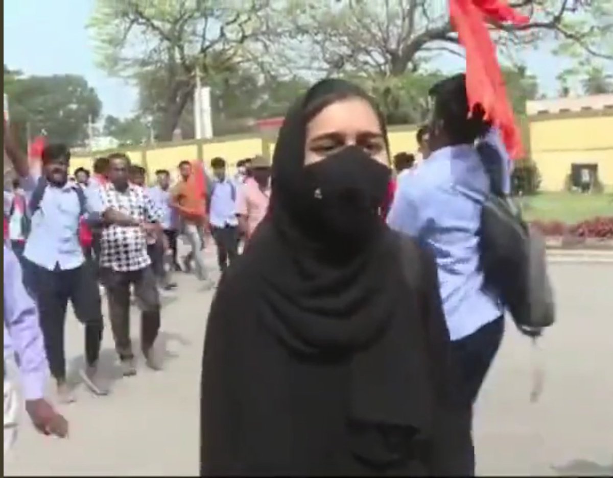 ROYAL_ALWARI's tweet photo. #Hijabi girl came in Activa to college . Parked her vehicle. And walked daringly towards her class amidts on #Saffaron agitators and replied #AllahuAkbar when they frightend her saying #JaiShriRam.
#HijabIsOurPride
She proved hijab is not hurdle for education. https://t.co/Dj0QkPOrtH