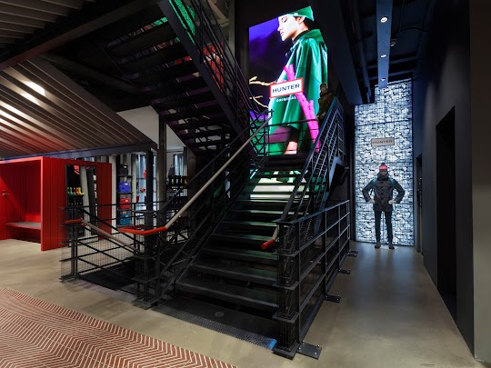 scanliteltd's tweet photo. #Throwback to our installation at Hunter Boots Regent Street, London. We loved the location of this screen as it filled the wall next to the staircase. 👢
Have you got any areas in your store that could be filled with a digital display screen? 
#retaildisplay #retail #digitalsign https://t.co/rimhEJAvF0