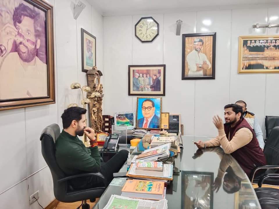 LJP4India's tweet photo. आज लोजपा (रामविलास) के राष्ट्रीय अध्यक्ष आदरणीय श्री @iChiragPaswan जी ने दिल्ली 12 जनपथ स्थित आवास पर जनता, पदाधिकारी साथियों एवं कार्यकर्ता साथियों से मुलाकात की। https://t.co/jrbL7deAWq