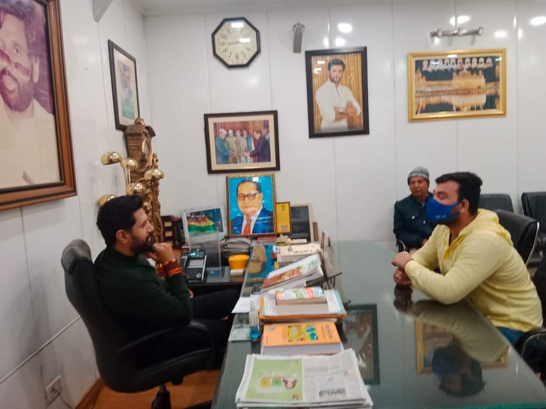 LJP4India's tweet photo. आज लोजपा (रामविलास) के राष्ट्रीय अध्यक्ष आदरणीय श्री @iChiragPaswan जी ने दिल्ली 12 जनपथ स्थित आवास पर जनता, पदाधिकारी साथियों एवं कार्यकर्ता साथियों से मुलाकात की। https://t.co/jrbL7deAWq