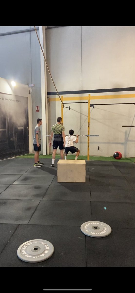 gonzalez_vicent's tweet photo. Des de la #EF #Edufis impulsamos a que conozcan las posibilidades de ocio saludable que tienen en la localidad. En esta ocasión el alumnado de bachillerato ha vivenciado una clase de crossfit en el box local #wildbox . Seguro que repetimos! https://t.co/R99HTH4SQj