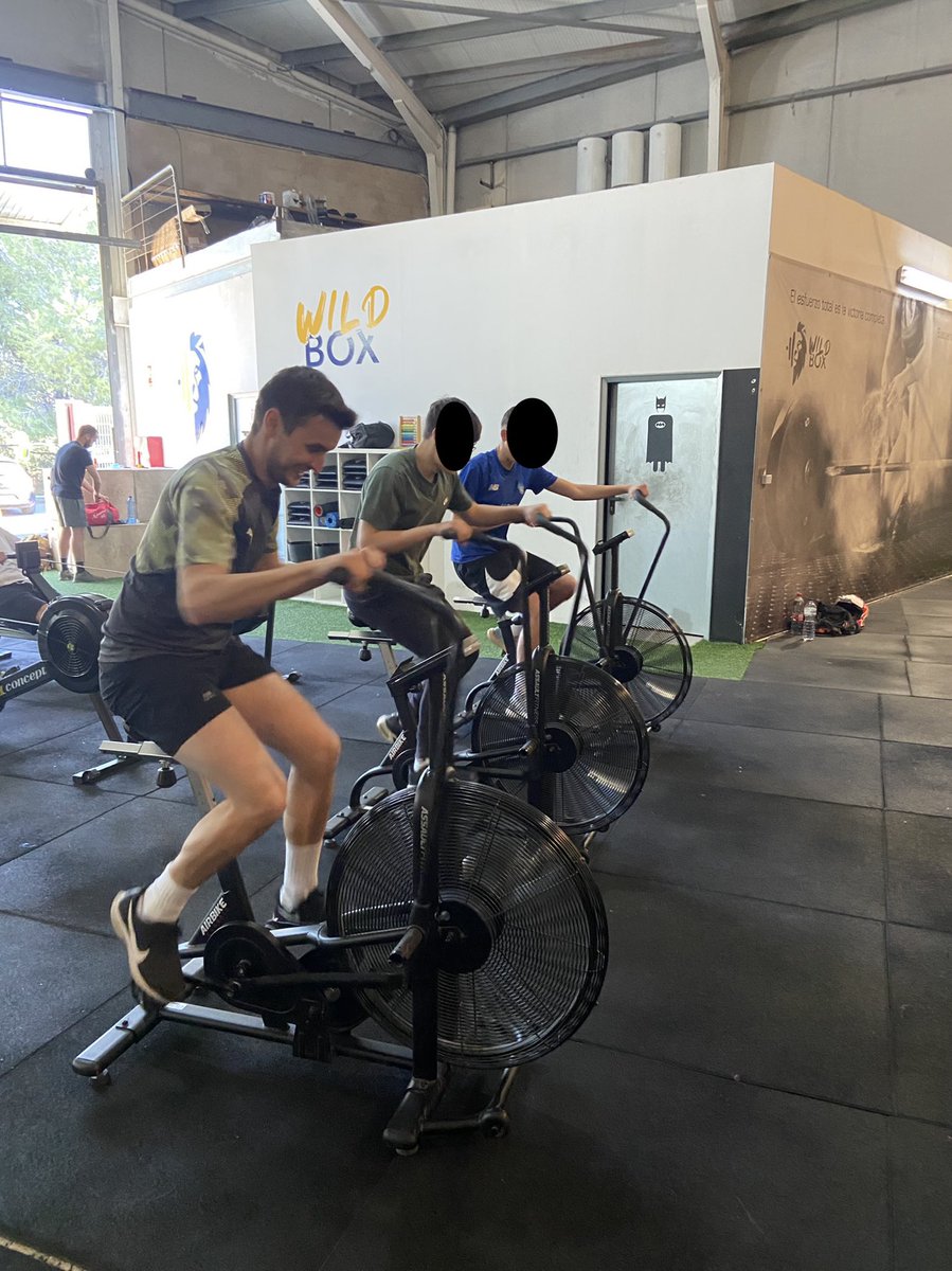 gonzalez_vicent's tweet photo. Des de la #EF #Edufis impulsamos a que conozcan las posibilidades de ocio saludable que tienen en la localidad. En esta ocasión el alumnado de bachillerato ha vivenciado una clase de crossfit en el box local #wildbox . Seguro que repetimos! https://t.co/R99HTH4SQj