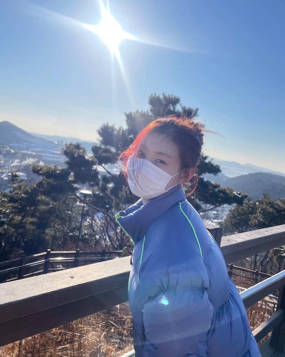 rcdbull's tweet image. lagi jalan berdua pun ada aja kelakuannya @chaeryeogie