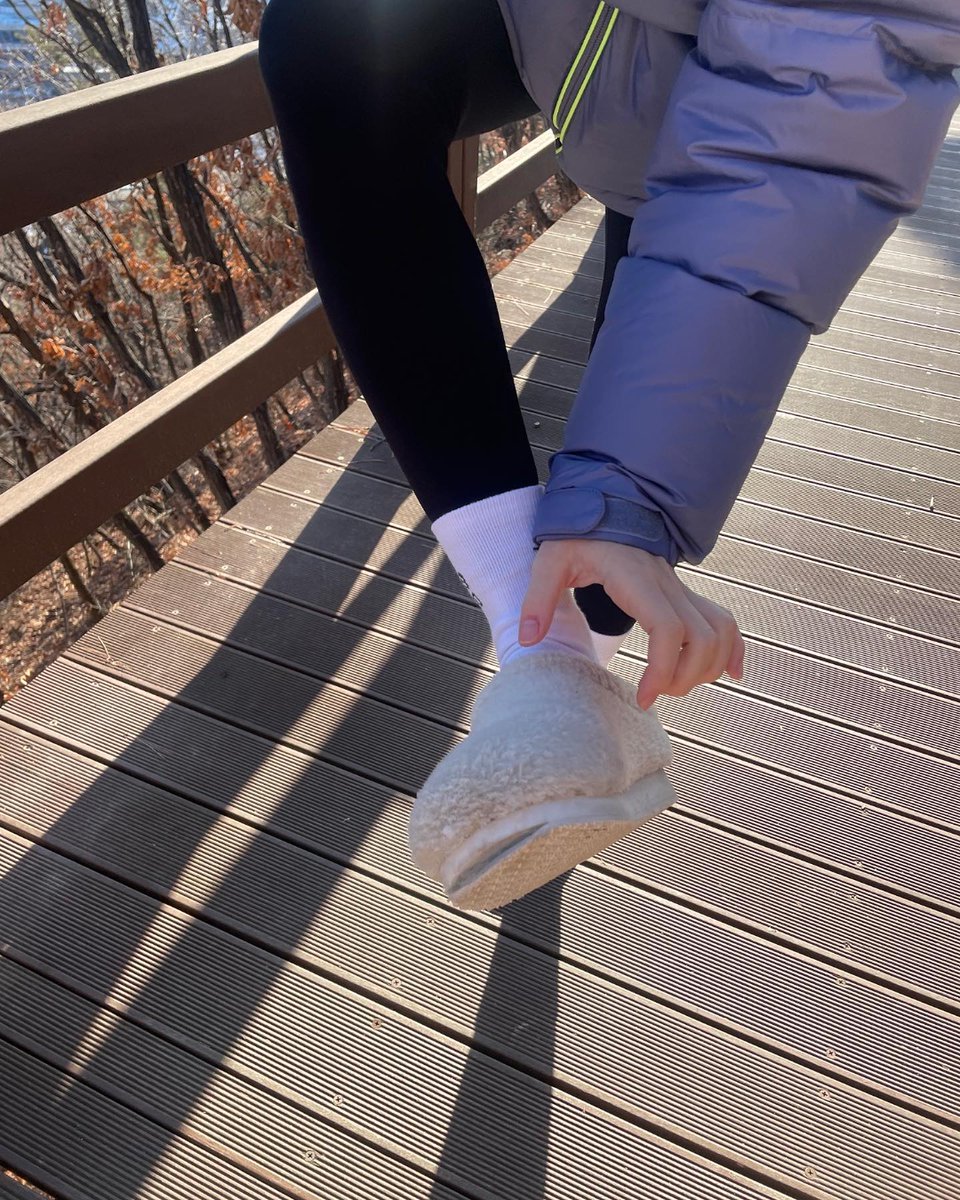 rcdbull's tweet image. lagi jalan berdua pun ada aja kelakuannya @chaeryeogie