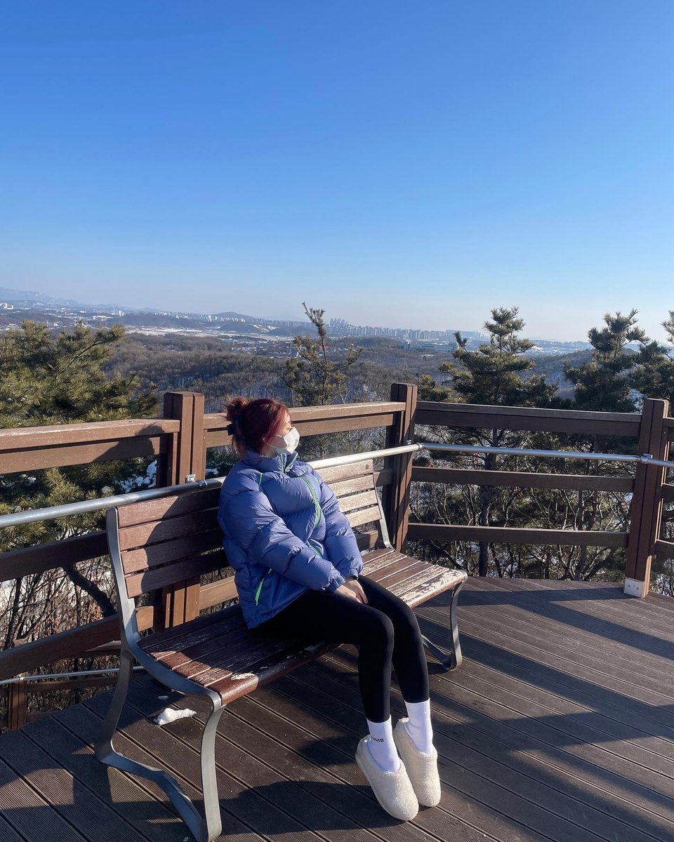 rcdbull's tweet image. lagi jalan berdua pun ada aja kelakuannya @chaeryeogie