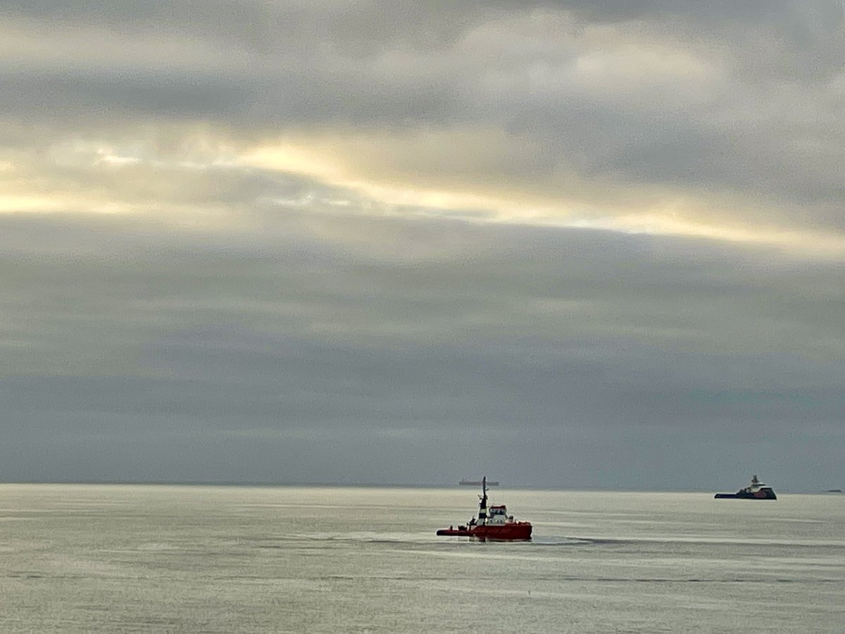 FalmouthTownUK's tweet photo. Boats seen in the calm water just off Castle Drive. Doesn't the sky look amazing? It's almost like an oil painting. #lovefalmouth #cornwall #swisbest #coastalliving #bythesea #boats #ilovecornwall #falmouth #ilovecornwall #castledrive #serene #coast #sea https://t.co/r20X6EHCw9